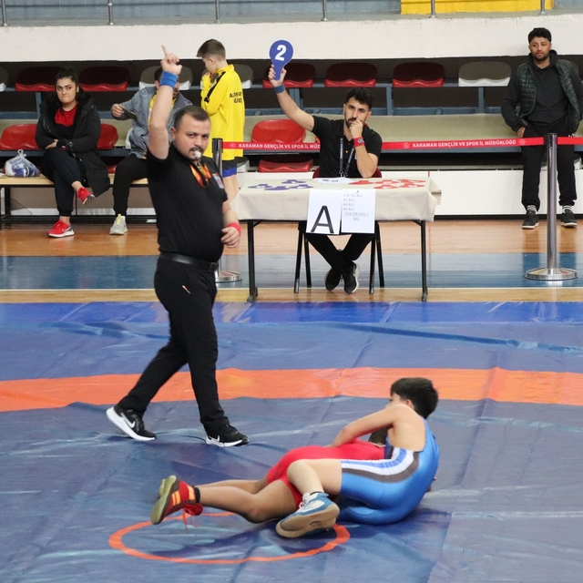 Karaman'da okul sporları yıldızlar güreş grup müsabakaları başladı