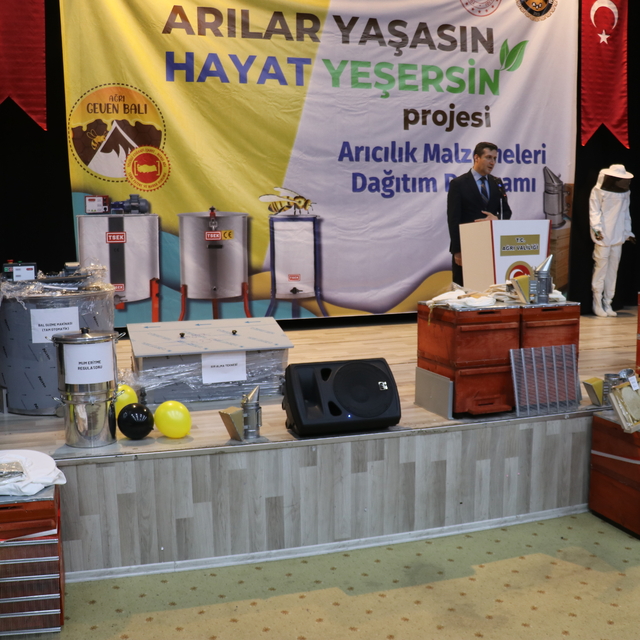 Ağrı'da arıcılığın yaygınlaştırılması amacıyla üreticilere malzeme desteği...