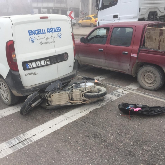 Hatay'da otomobile çarpan motosiklet sürücüsü yaralandı