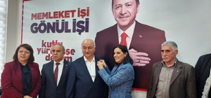 Gördes'te AK Parti'ye katılanlara rozetleri takıldı