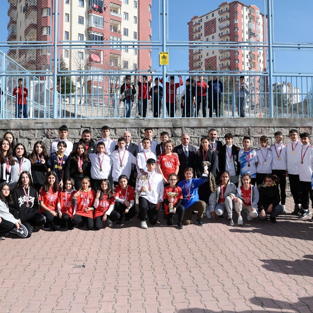 Başkan Yalçın'dan 75. Yıl Mühibe Germirli Ortokulu futbol takımına ziyaret