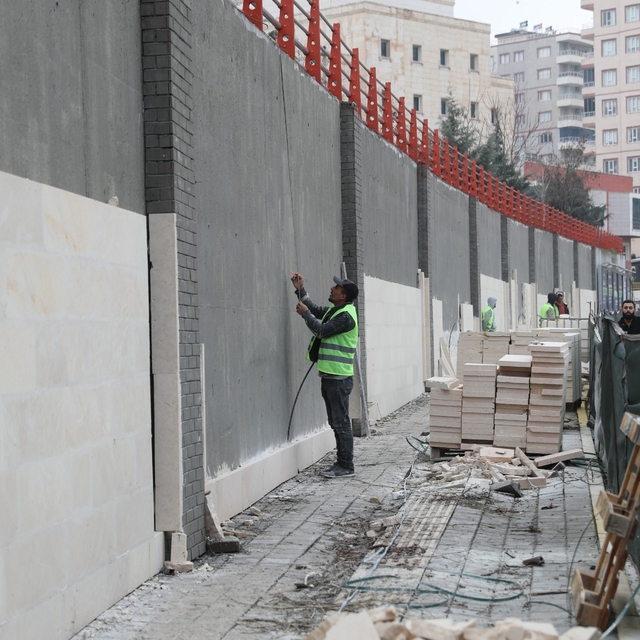 Mardin Polisevi duvarı cephe iyileştirme çalışmaları devam ediyor
