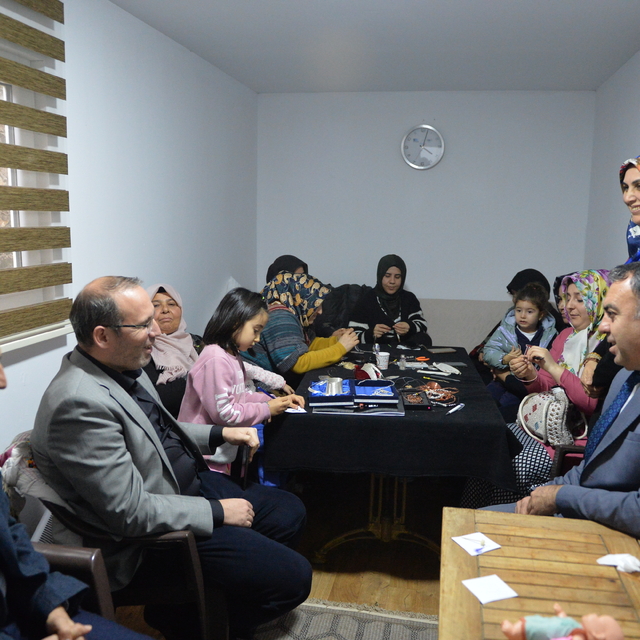 Türkoğlu Kaymakamı Mercan, gümüş işlemeleri teknolojisi kursunu ziyaret ett...