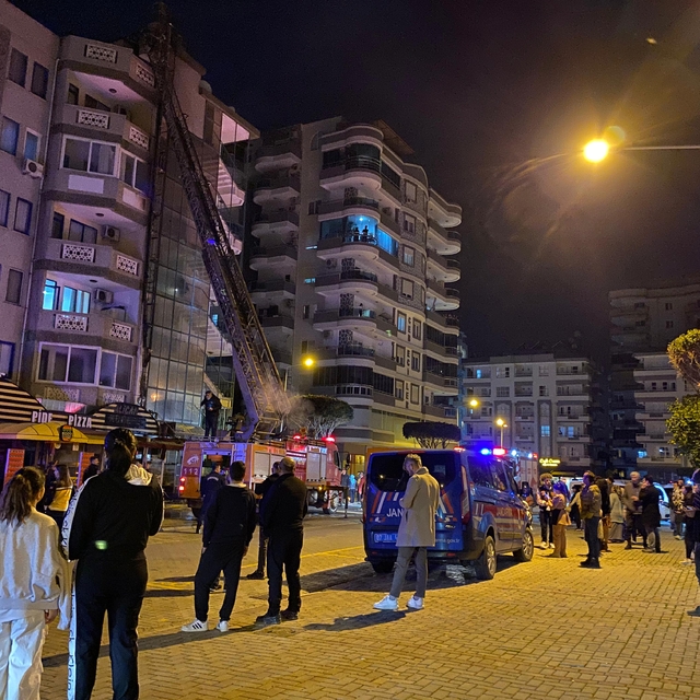 Alanya'da bacada çıkan yangın 5 katlı binada hasara neden oldu