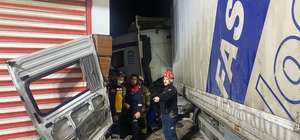 İzmir'de tırın minibüse çarpması sonucu 2 kişi hayatını kaybetti, 12 kişi y...