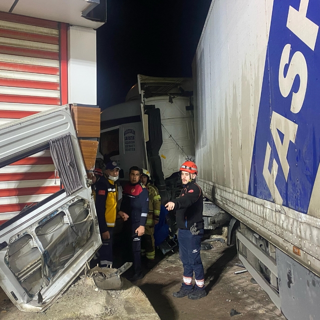 İzmir'de tırın minibüse çarpması sonucu 2 kişi hayatını kaybetti, 12 kişi y...