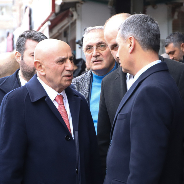 Cumhur İttifakı'nın ABB Başkan adayı Altınok, Gölbaşı'nda esnafı ziyaret et...