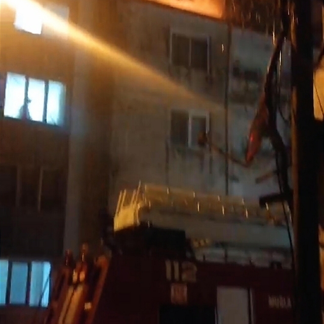 Muğla'da yıldırım düşen apartmanın çatısında yangın çıktı