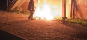 Polis ekipleri, yanma tehlikesi olan Türk bayrağını güvenli yere aldı