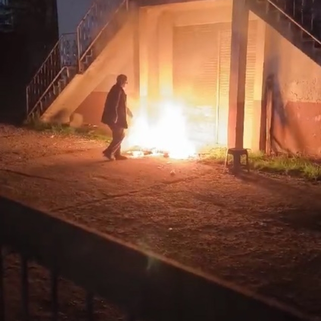 Polis ekipleri, yanma tehlikesi olan Türk bayrağını güvenli yere aldı