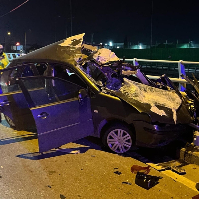 Kocaeli'de park halindeki tıra çarpan otomobildeki 2 kişi yaralandı