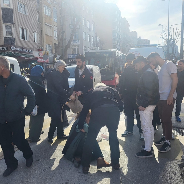 Bandırma'da motosikletin çarptığı 2 kişi yaralandı