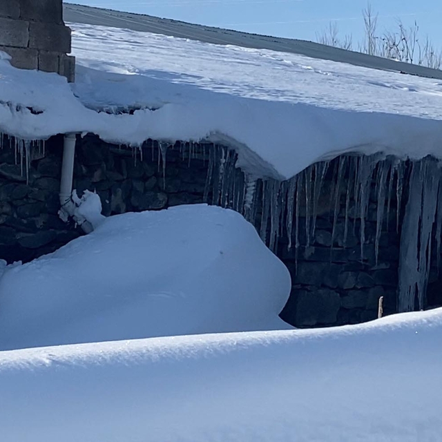Son 55 yılın en fazla yağışını alan Ardahan'da evler kara gömüldü