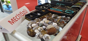 Mecitözü'nde doğal taşlardan üretilen takılar EMITT'te sergileniyor