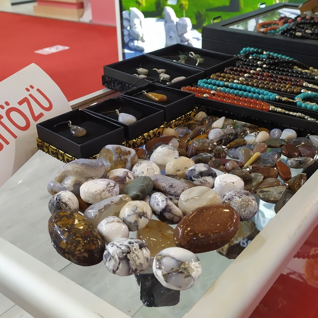 Mecitözü'nde doğal taşlardan üretilen takılar EMITT'te sergileniyor