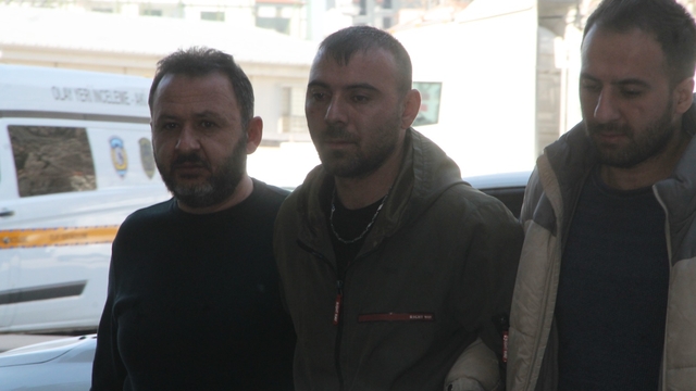Çöp yığınlarının arasında kaçak göçmenleri taşıyan TIR sürücüsü tutuklandı