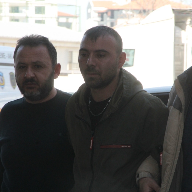 Çöp yığınlarının arasında kaçak göçmenleri taşıyan TIR sürücüsü tutuklandı