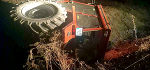 Kars'ta devrilen traktörün altında kalan sürücü öldü