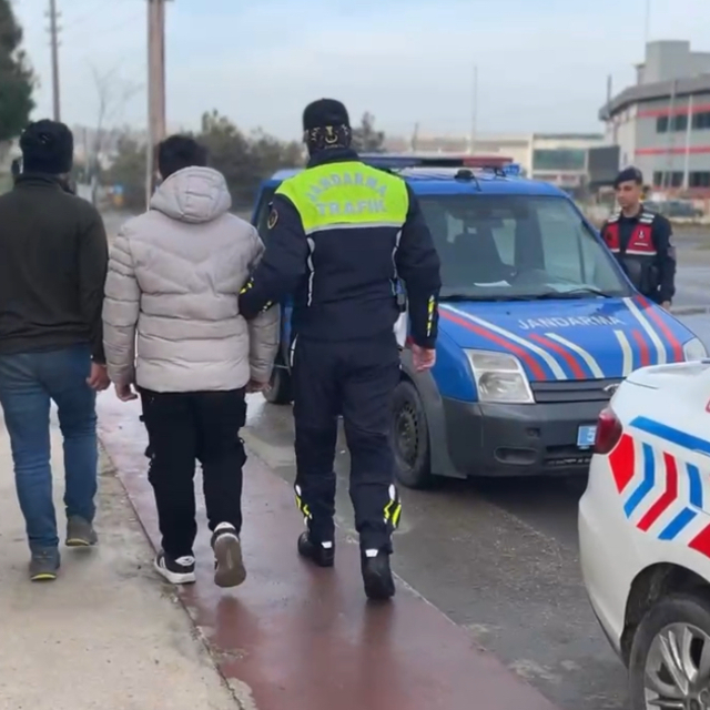 Tekirdağ'da jandarmanın dron destekli trafik denetiminde 2 düzensiz göçmen...
