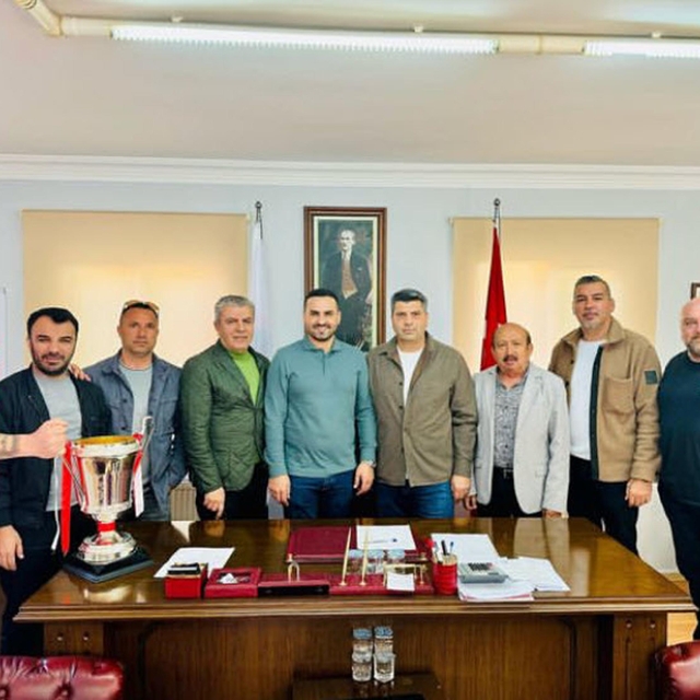 Kuşadasıspor'da Palaz imzaladı