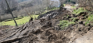 Heyelanlar, köyü parça parça yutuyor
