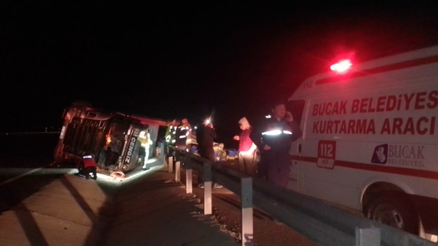 Burdur'da devrilen sebze yüklü tırdaki 3 kişi yaralandı