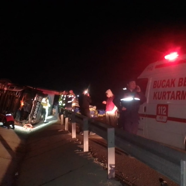 Burdur'da devrilen sebze yüklü tırdaki 3 kişi yaralandı