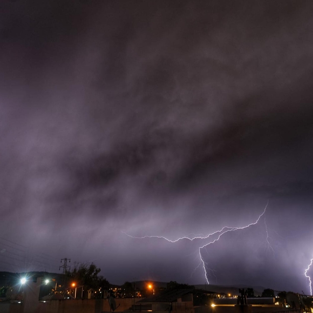 Bodrum'da şimşek ve yıldırım; Milas'ta dolu etkili oldu