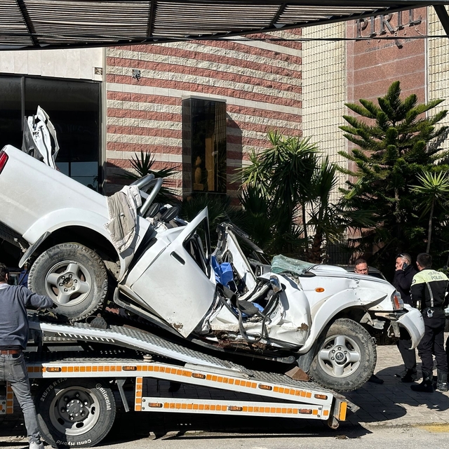 İzmir'de devrilen pikabın sürücüsü öldü