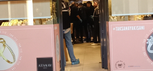 Çatıdaki havalandırmadan girdikleri kuyumcu dükkanını soydular