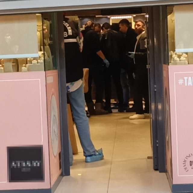 Çatıdaki havalandırmadan girdikleri kuyumcu dükkanını soydular