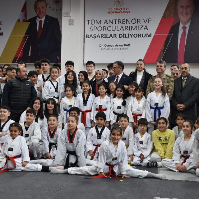 Van'da yapımı tamamlanan "Sporcu Fabrikası"ndan ayda 3 bin kişi yararlanaca...