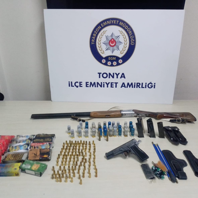 Trabzon'da ruhsatsız 2 silah ele geçirildi