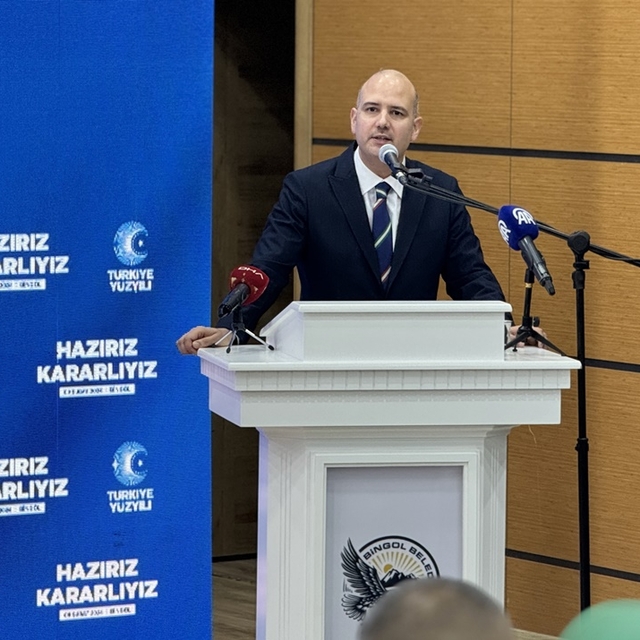 AK Parti'li İleri: Birbirlerini öve öve bitiremeyenler, şimdi düşman kesilm...