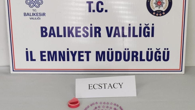 Burhaniye'de uyuşturucu operasyonunda 2 zanlı yakalandı