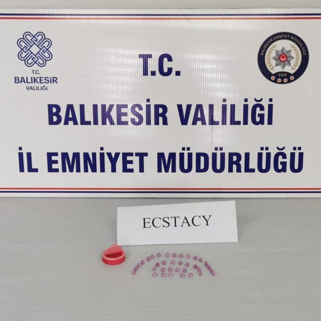Burhaniye'de uyuşturucu operasyonunda 2 zanlı yakalandı