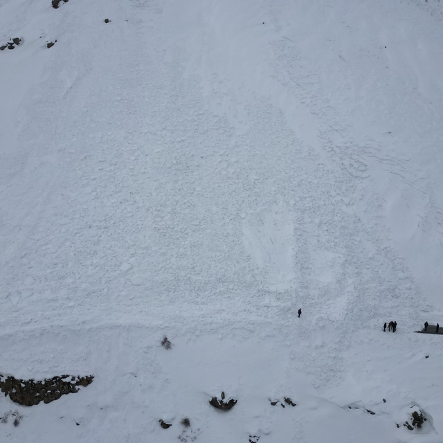 Van'da çığın düştüğü mezra yolu kapandı