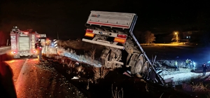 Afyonkarahisar'da menfeze devrilen tırın sürücüsü yaralandı