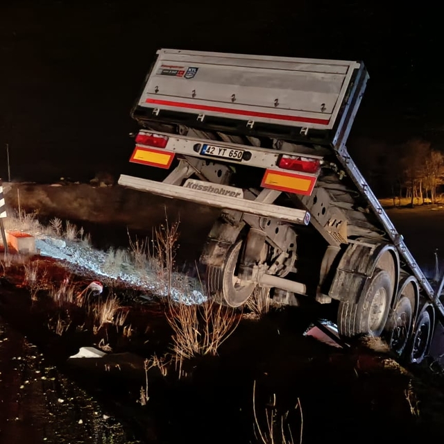 Afyonkarahisar'da menfeze devrilen tırın sürücüsü yaralandı