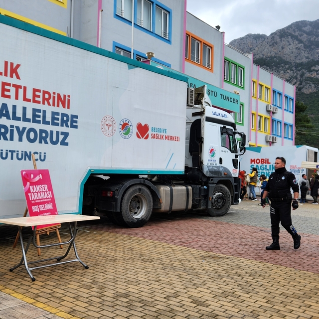 Kepez Belediyesinin mobil sağlık merkezi Kemer'de hizmet verdi