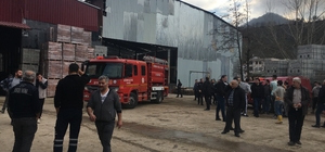 Keşap'ta inşaat malzemeleri deposu yandı