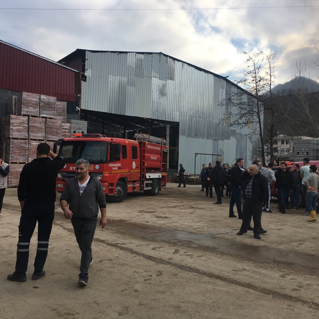 Keşap'ta inşaat malzemeleri deposu yandı