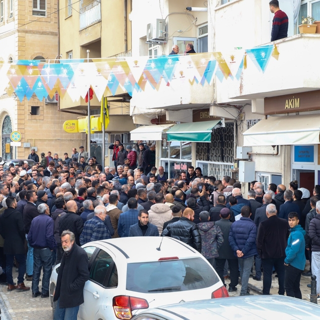 AK Parti Savur Belediye Başkan adayı Engin Uğur Hamidi vatandaşlarla buluşt...