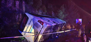 Antalya'da yolcu otobüsü devrildi; 1'i ağır 20 yaralı