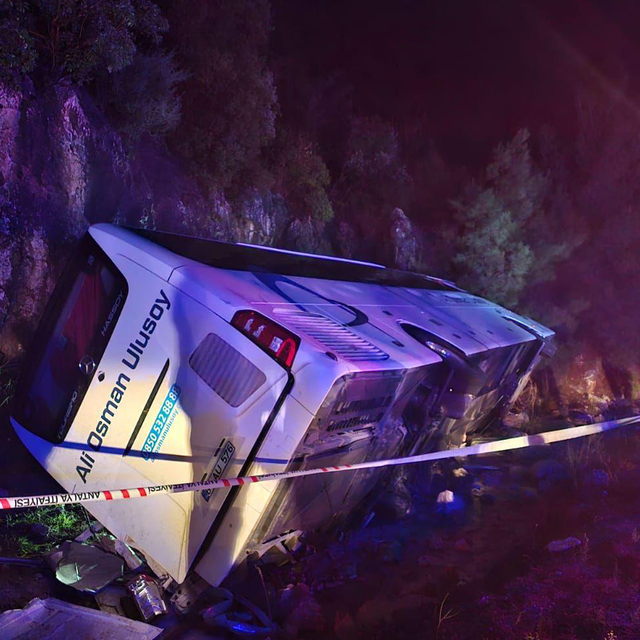 Antalya'da yolcu otobüsü devrildi; 1'i ağır 20 yaralı