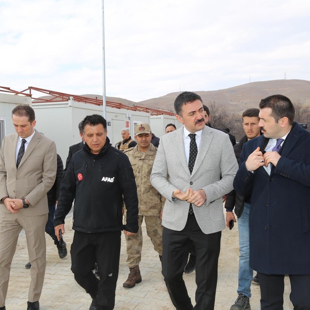Tunceli Valisi Tekbıyıkoğlu, Pertek'teki konteyner kent çalışmalarını incel...