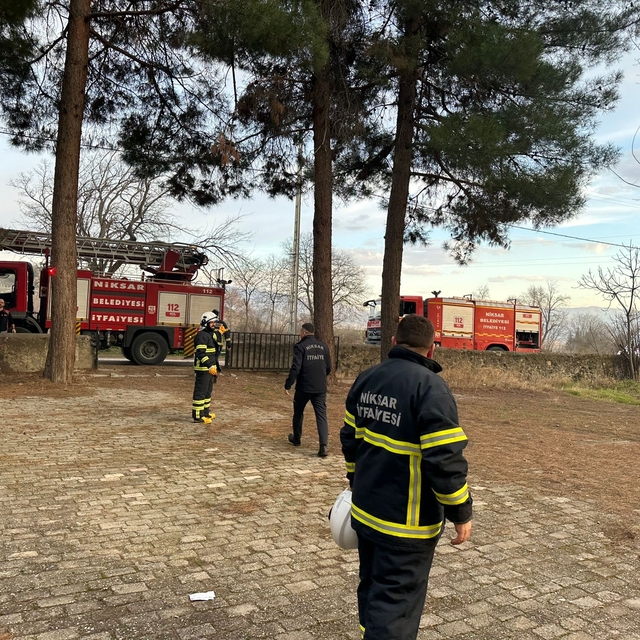 Niksar'da kullanılmayan köy okulundaki yangın hasara yol açtı