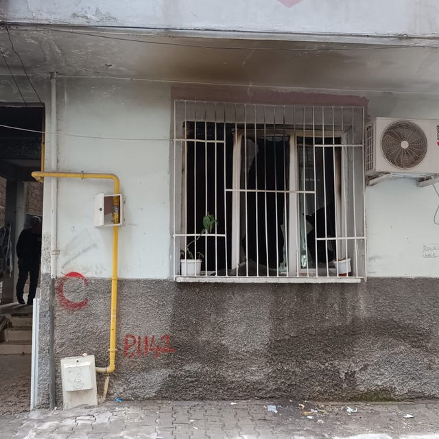 Şanlıurfa'da çıkan ev yangınında 4 kişi dumandan etkilendi, 1 kişi yaraland...