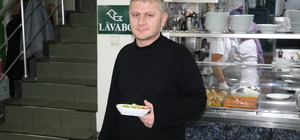 Karabük'te restoranda boğazına yiyecek takılan çocuk garsonun Heimlich mane...