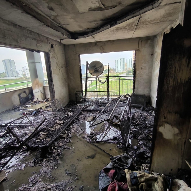 Adana'da yangın çıkan 12 katlı apartmanda bazı kişiler dumandan etkilendi